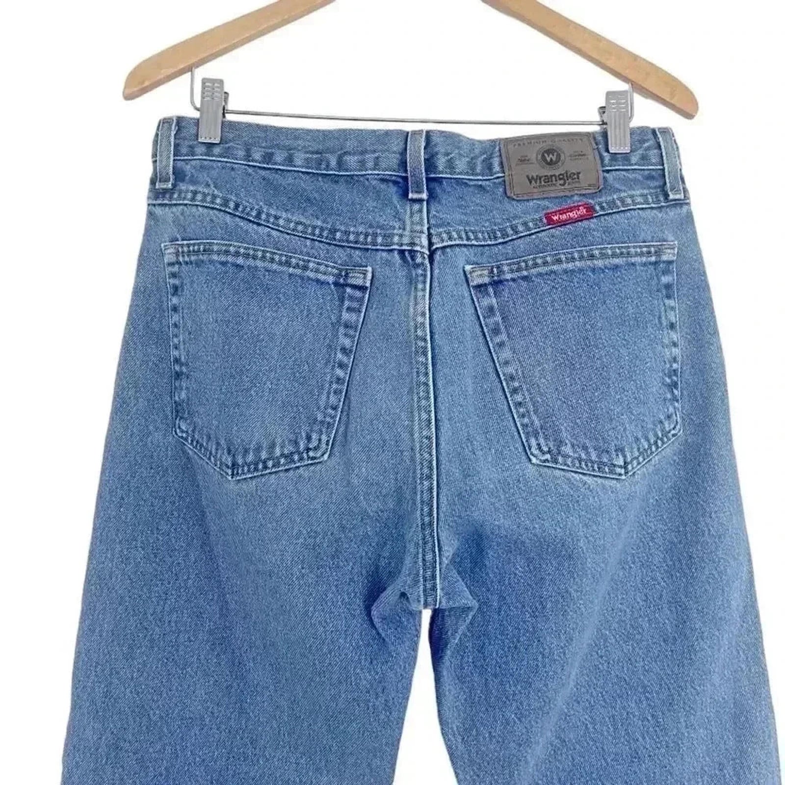 Wrangler Men's Medium Wash Straight Leg Jeans Mid Rise Size 33 x 30
