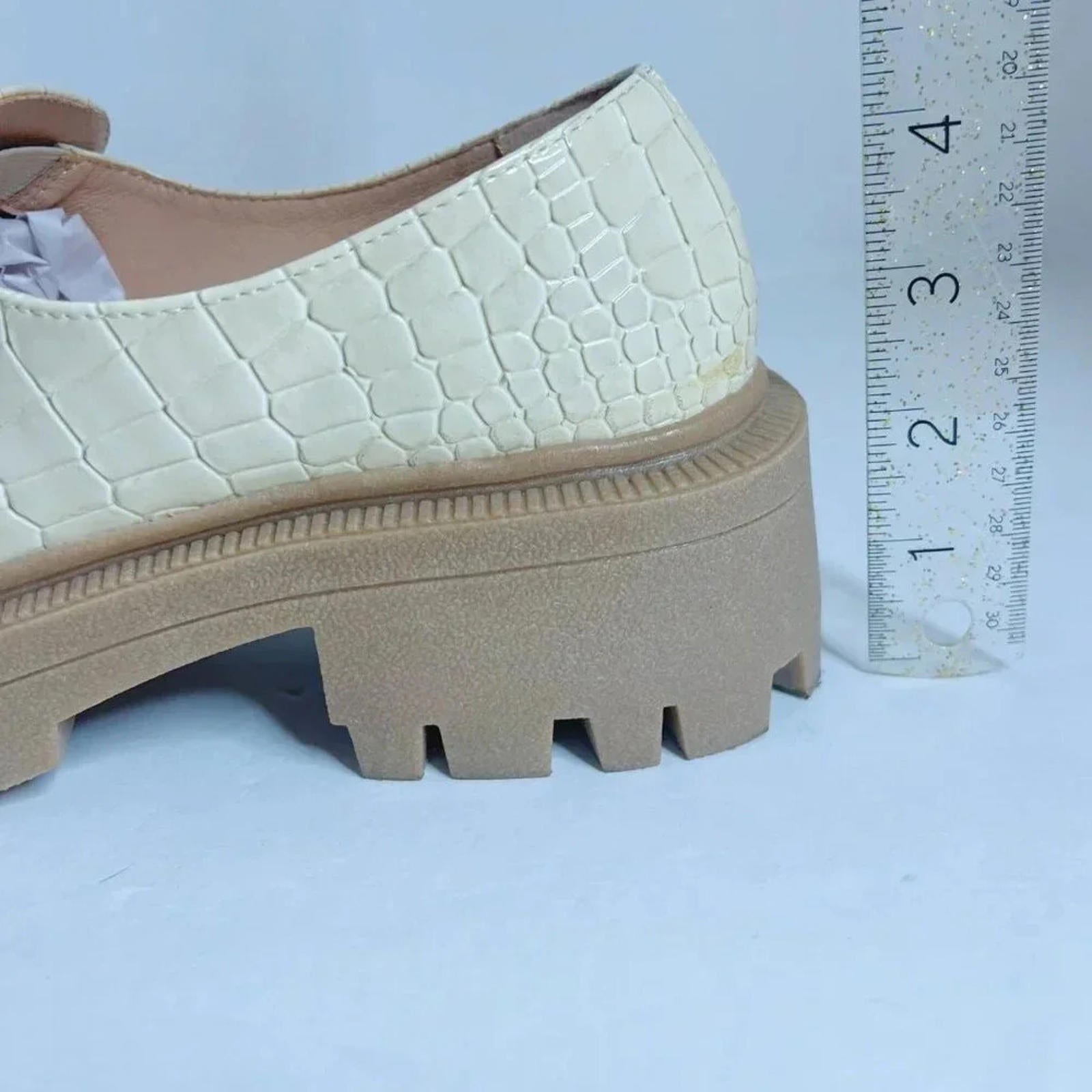 UO Faux Crocodile Leather Cream Loafers Women's Size 10