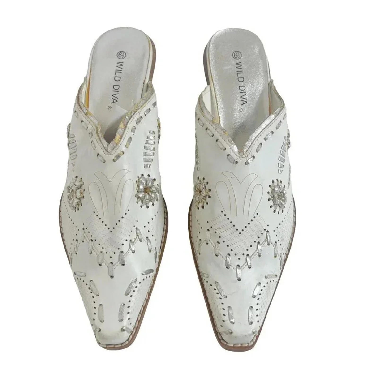 Wild Diva White Faux Leather Cowboy Bootie Silver Stitching Women's Size 6.5