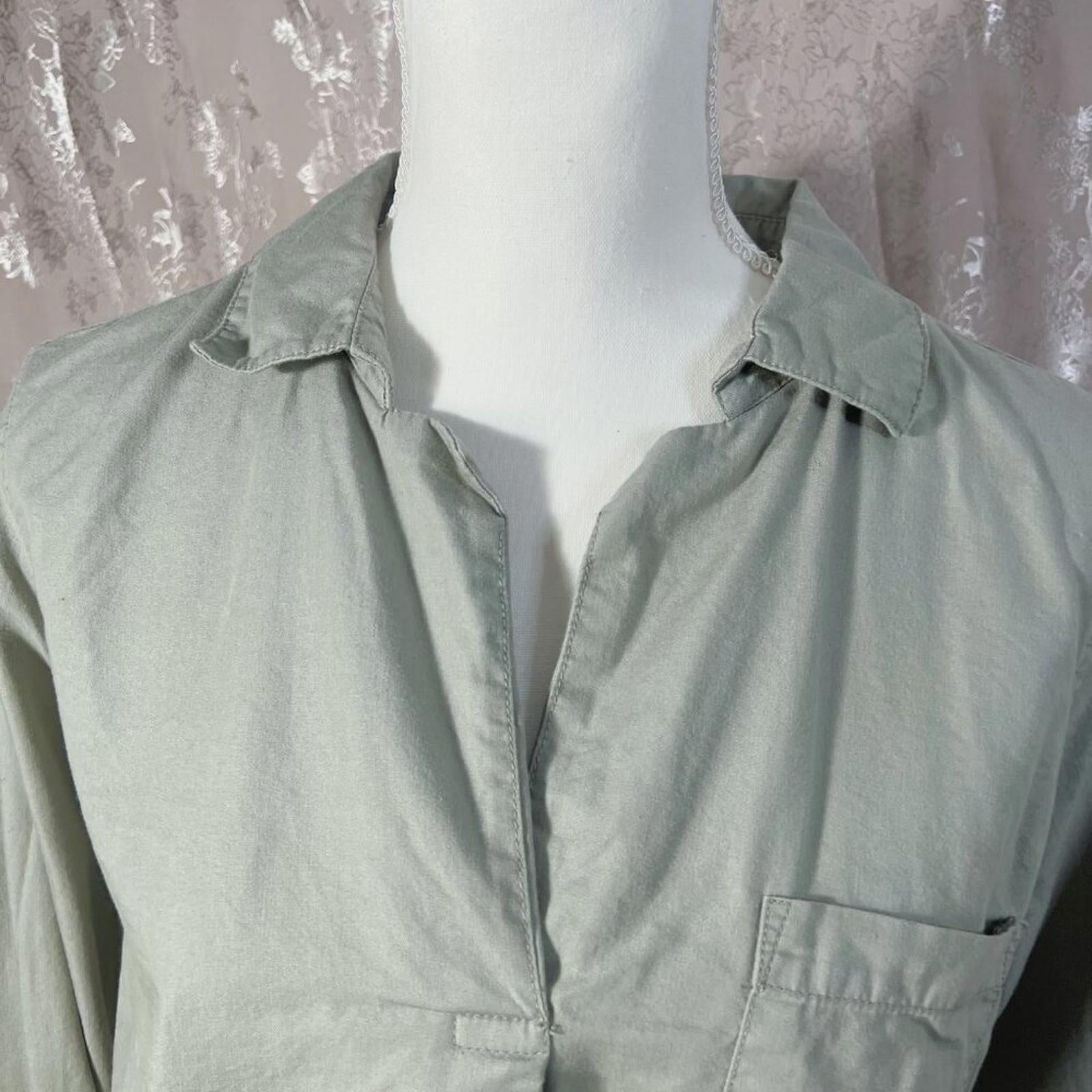 Young Hearts Run Free Light Olive Green Tied Button Up Shirt Women's Size L