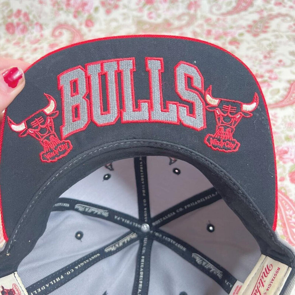 Vintage Chicago Bulls Mitchell & Ness Snapback Cap Grey and Red Baseball Hat