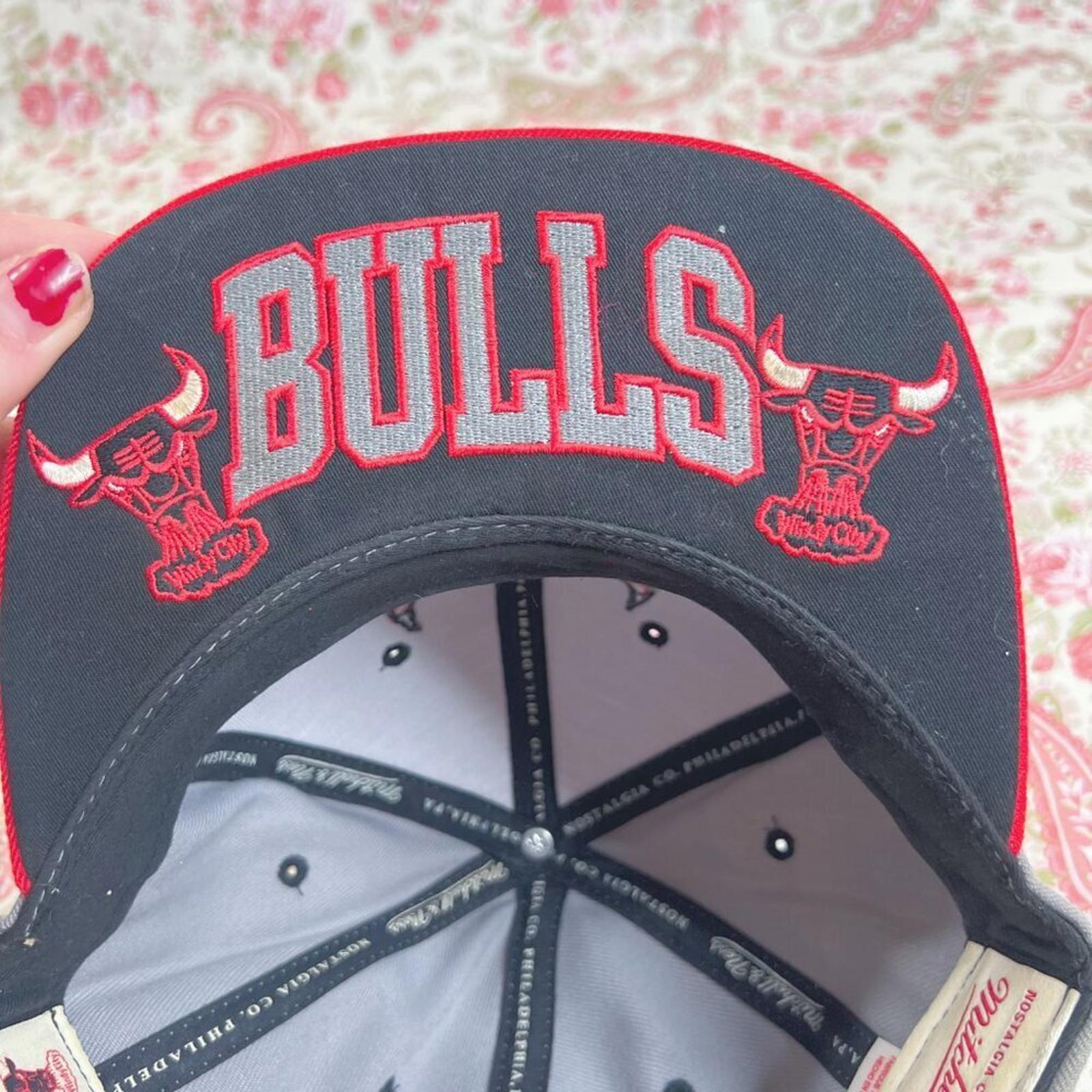 Vintage Chicago Bulls Mitchell & Ness Snapback Cap Grey and Red Baseball Hat