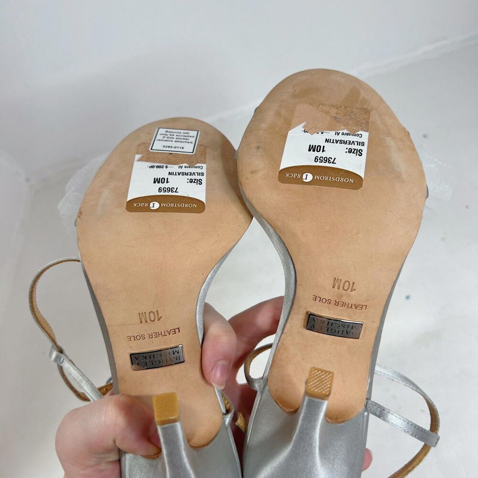NWT RARE Badgely Mischka Silver Flower Emblem Heels Pumps Women's Size 10