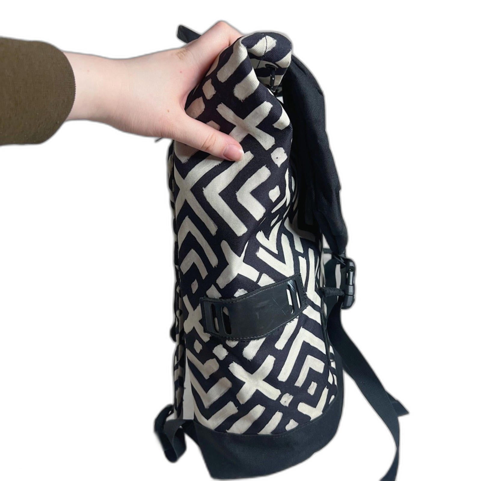 Burton Tinder Backpack Black and White Striped Laptop Sleeve