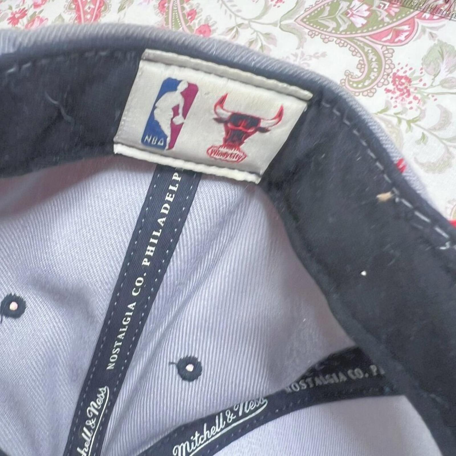 Vintage Chicago Bulls Mitchell & Ness Snapback Cap Grey and Red Baseball Hat