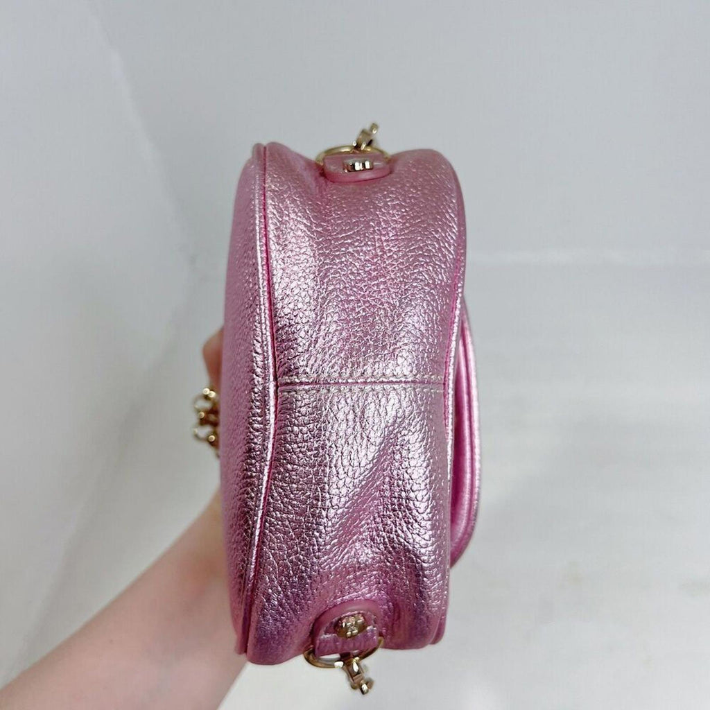NWOT Eric Javits Pink Metallic Pebbled Leather Crossbody Bag Gold Chain Purse