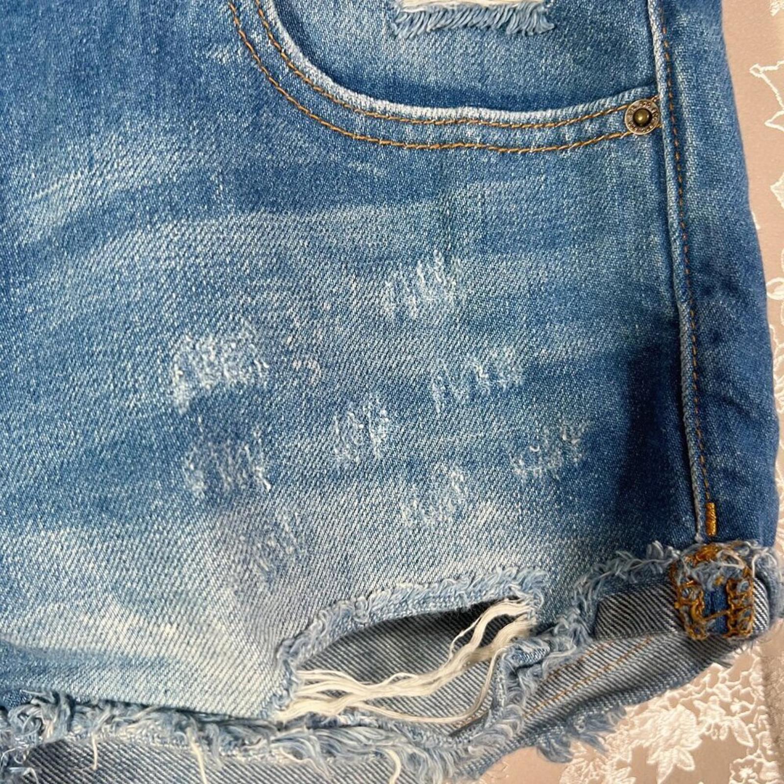 BDG Boyfriend Low-Rise Distressed Medium Wash Denim Shorts Jeans Shorts Size 27