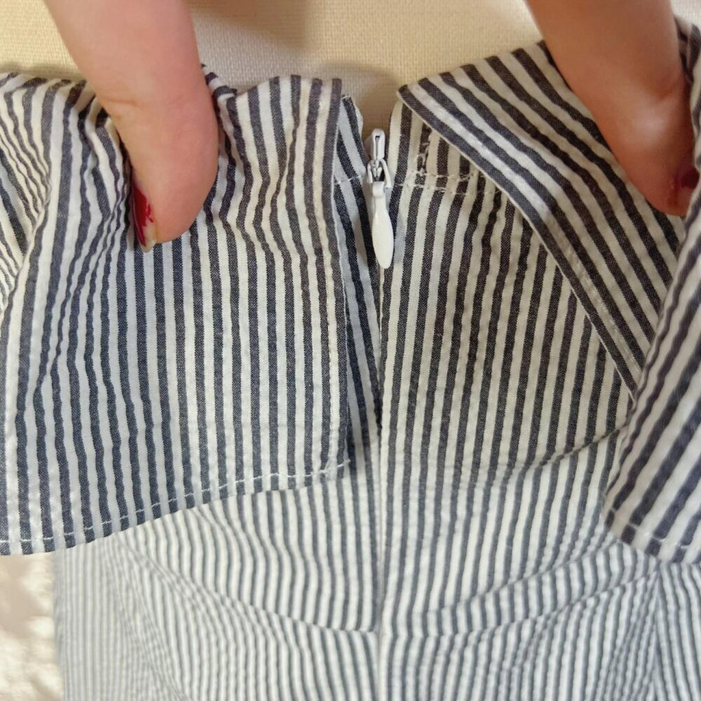 Banana Republic Seersucker Off Shoulder White Grey Striped Ruffle Dress Size 8