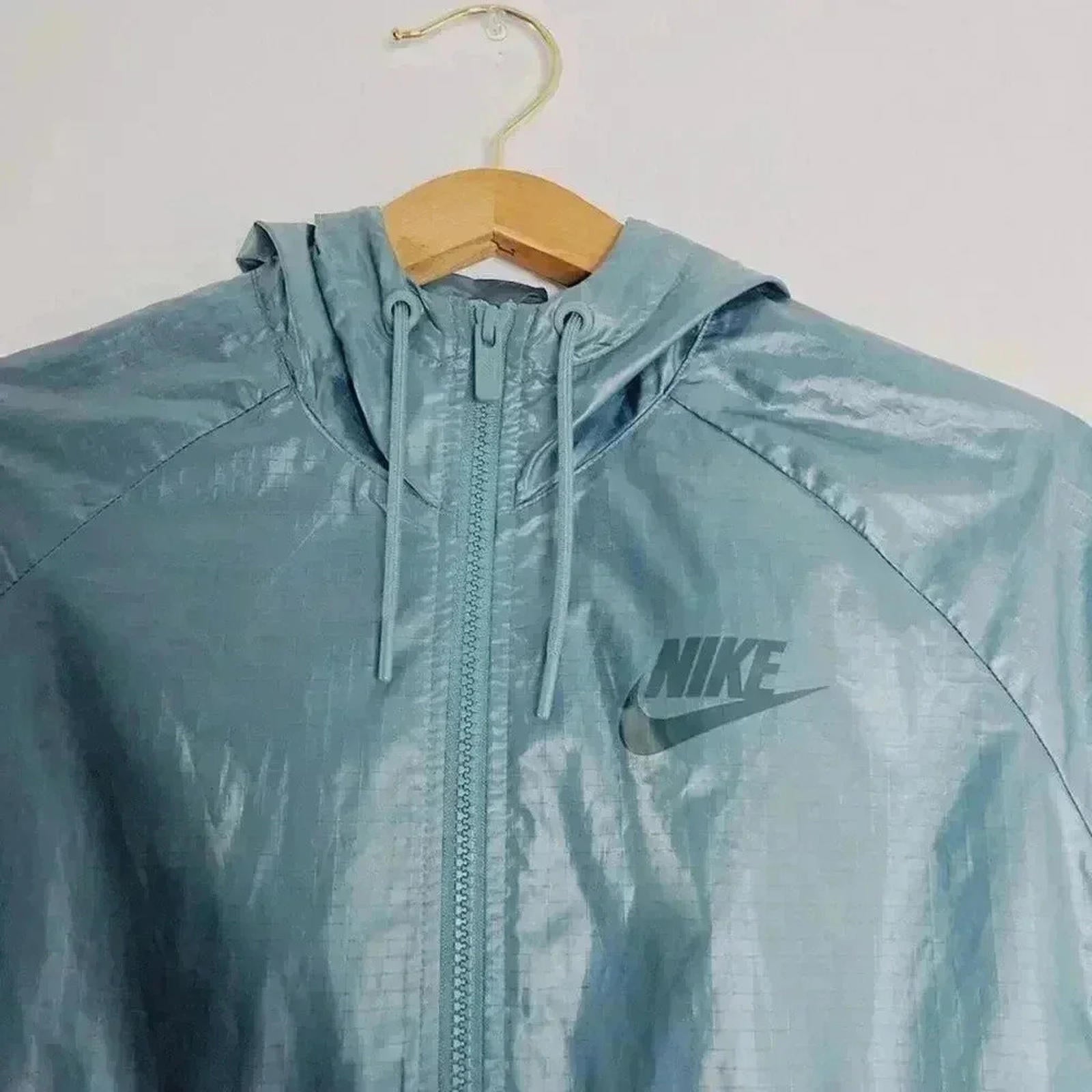 Nike Grey Women's Windbreaker Running Jacket Athletic Athleisure Workout Size M