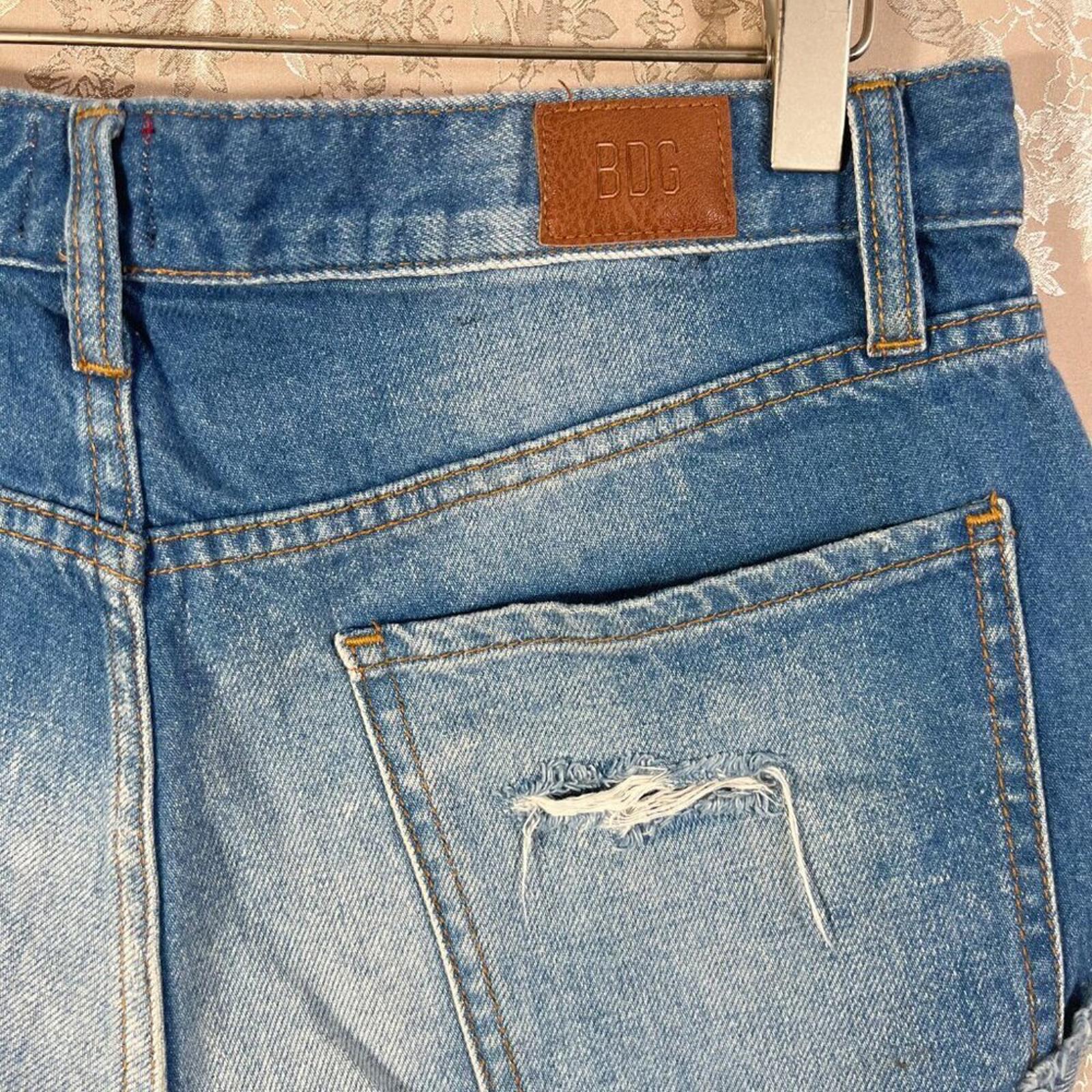 BDG Boyfriend Low-Rise Distressed Medium Wash Denim Shorts Jeans Shorts Size 27