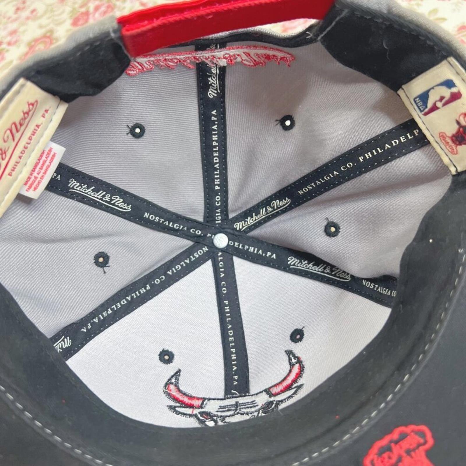 Vintage Chicago Bulls Mitchell & Ness Snapback Cap Grey and Red Baseball Hat