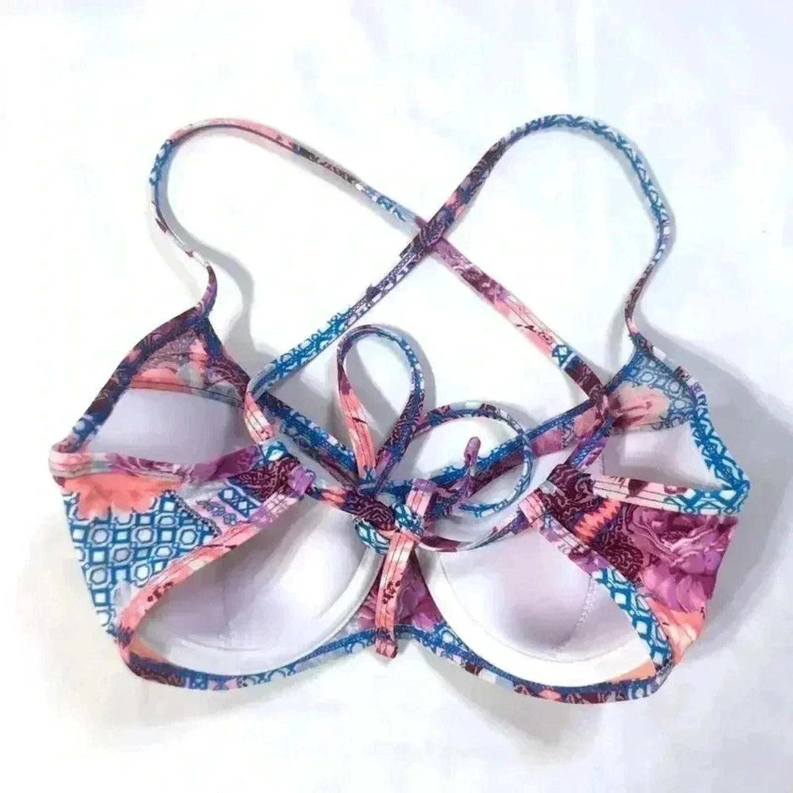 NWOT Giani Bini Floral Bikini Top