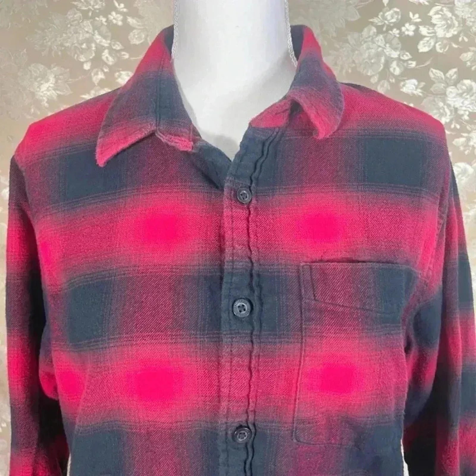 Hollister Women's Red Plaid Flannel Long Sleeve Button Up Shirt Size M