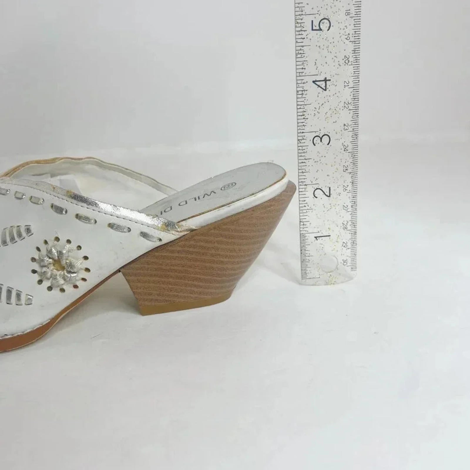 Wild Diva White Faux Leather Cowboy Bootie Silver Stitching Women's Size 6.5