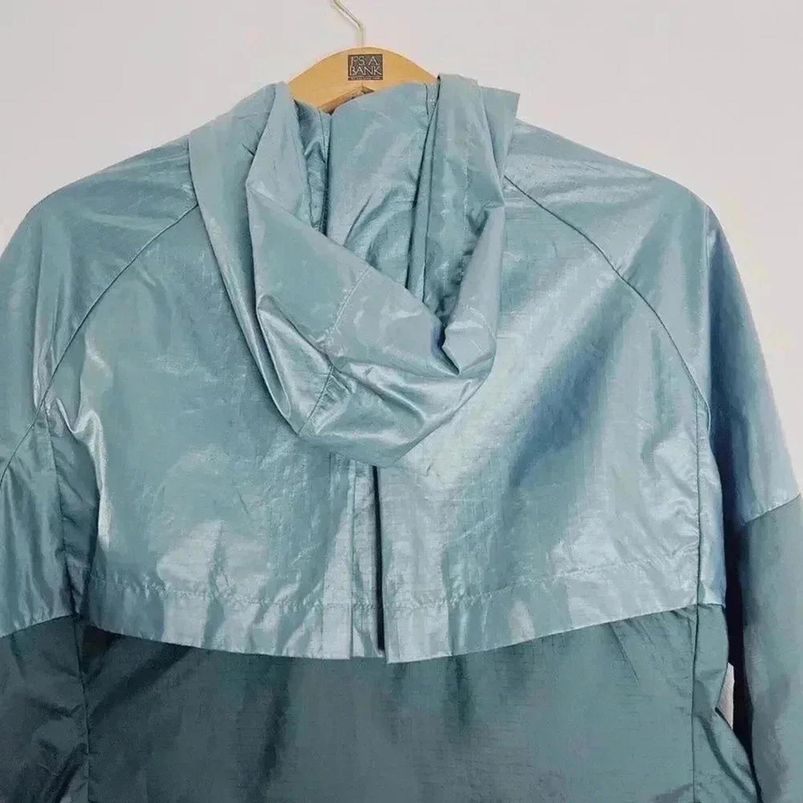 Nike Grey Women's Windbreaker Running Jacket Athletic Athleisure Workout Size M