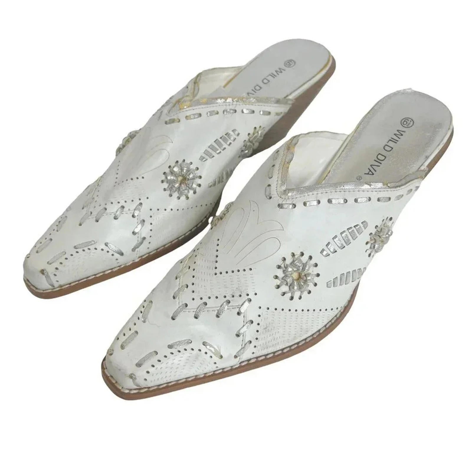 Wild Diva White Faux Leather Cowboy Bootie Silver Stitching Women's Size 6.5