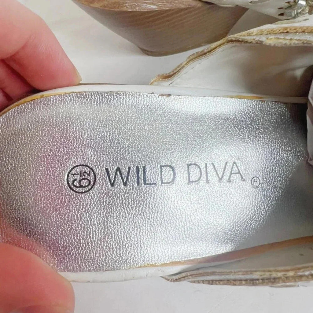 Wild Diva White Faux Leather Cowboy Bootie Silver Stitching Women's Size 6.5