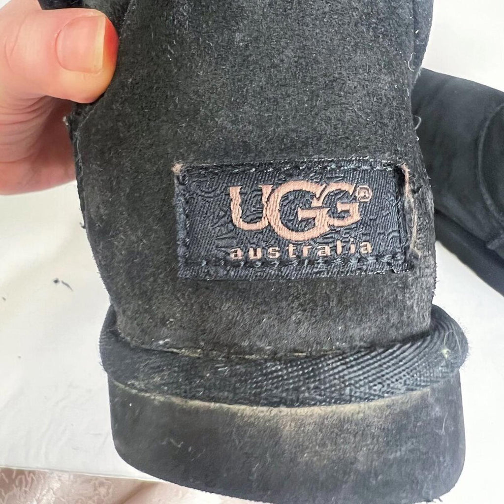 UGG Australia Women's Bailey Button II Black Sheepskin Boot Bootie Size 7