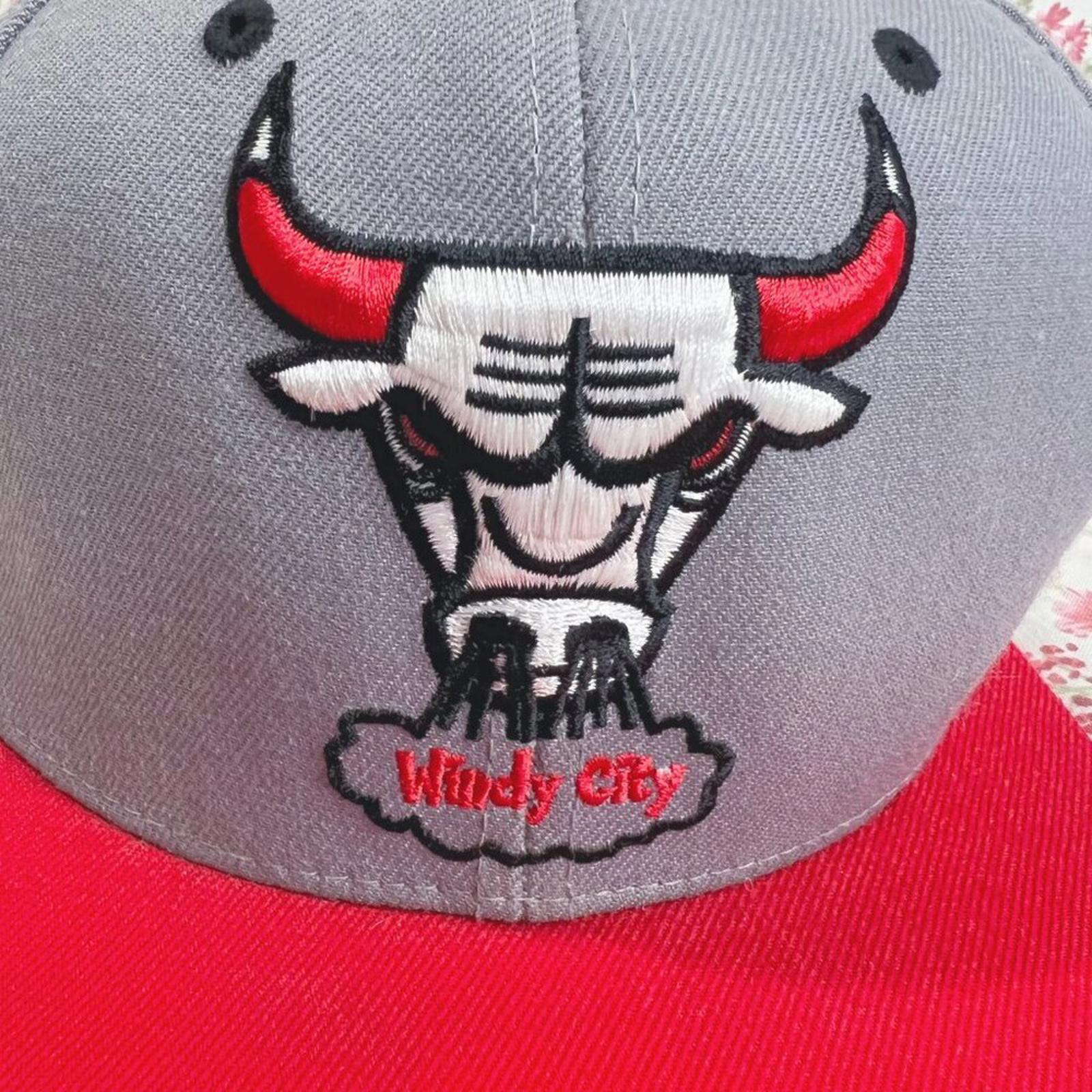 Vintage Chicago Bulls Mitchell & Ness Snapback Cap Grey and Red Baseball Hat